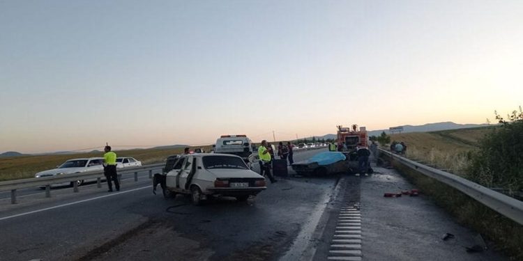 Kazadan sonra alev alan otomobildeki üç kişi yanarak öldü