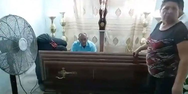 Kendi cenazesinde tabutta 'dirilen' Ekvadorlu kadın öldü