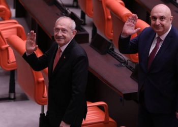 Parti örgütlerini kendisine bağlama fikrinden vazgeçen CHP Genel Başkanı Kemal Kılıçdaroğlu, Engin Özkoç'u danışman olarak Örgütlerden Sorumlu Genel Başkan Yardımcısı pozisyonuna atadı.