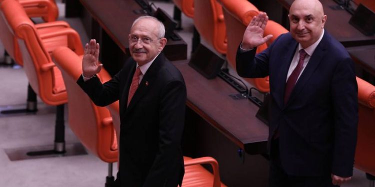 Parti örgütlerini kendisine bağlama fikrinden vazgeçen CHP Genel Başkanı Kemal Kılıçdaroğlu, Engin Özkoç'u danışman olarak Örgütlerden Sorumlu Genel Başkan Yardımcısı pozisyonuna atadı.