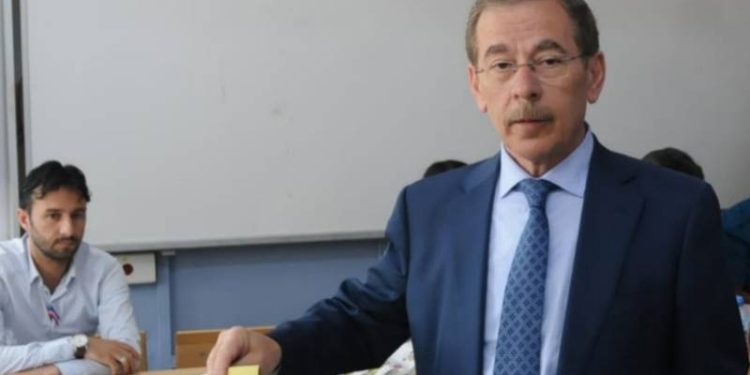Eski AKP’li olan ve son seçimlerde milletvekili adayı gösterilmemesinin ardından CHP’den istifa eden Abdüllatif Şener, tartışma yaratan “Kılıçdaroğlu’na oy vermedim” açıklamasını, kendisine soru yöneltenlerle "kafa bulmak için” yaptığını söyledi.