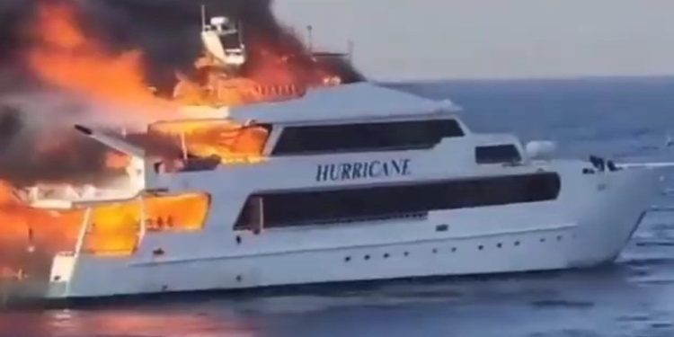 Kızıldeniz'de turistleri taşıyan tekne yandı: Üç İngiliz kayıp