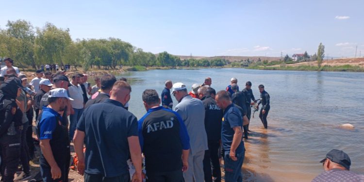 Kızılırmak'a giren üç çocuktan biri boğuldu, ikisi kayıp