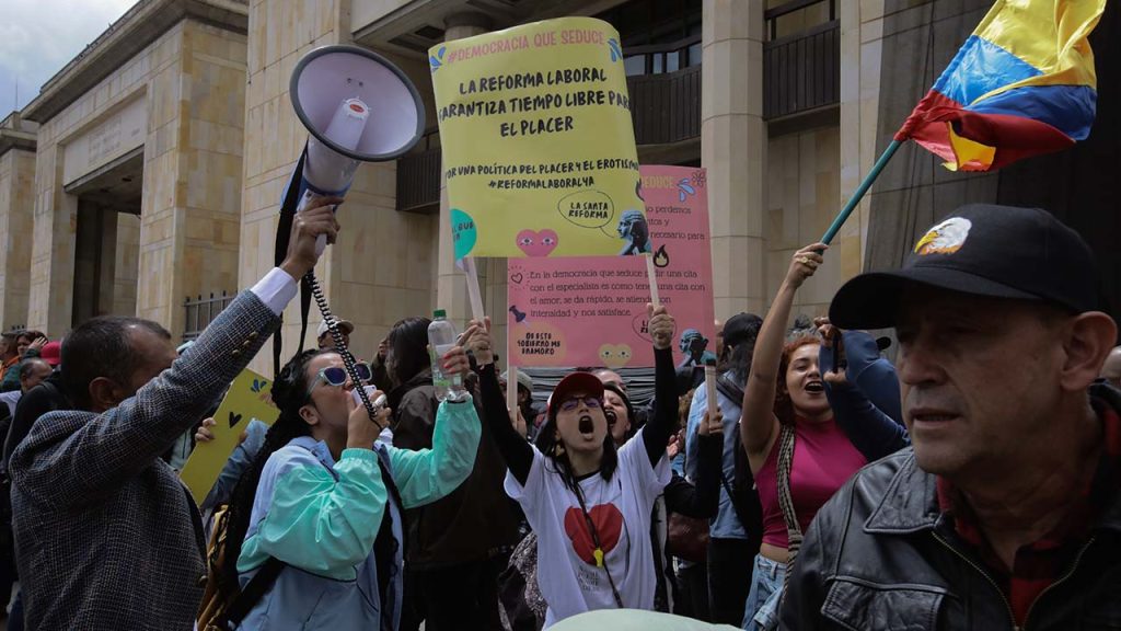 Kolombiya'da binlerce kişi 'Petro reformlarına' destek için yürüdü