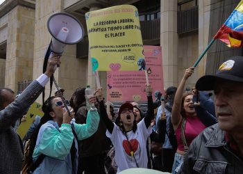 Kolombiya'da binlerce kişi 'Petro reformlarına' destek için yürüdü