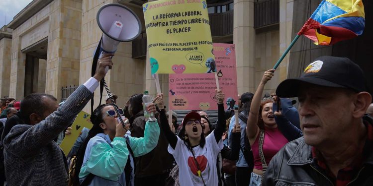 Kolombiya'da binlerce kişi 'Petro reformlarına' destek için yürüdü
