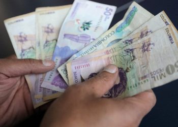 Kolombiya'da bir polis 'rüşvet' yuttu: Yakalanacağını anlayınca bir tomar parayı mideye indirdi