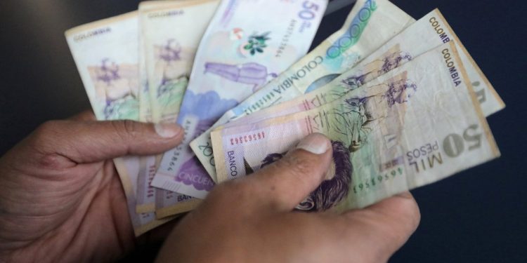 Kolombiya'da bir polis 'rüşvet' yuttu: Yakalanacağını anlayınca bir tomar parayı mideye indirdi