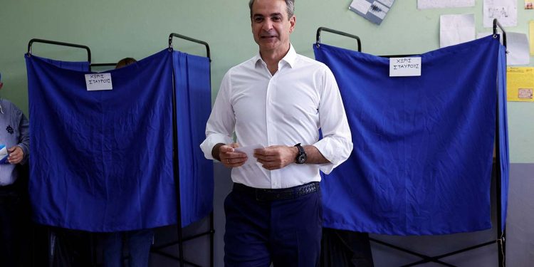 Komşu yeniden sandık başında: Anketler 'Miçotakis' diyor