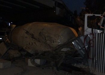 Kontrolden çıkan beton mikseri, metro inşaatına uçtu: Bir ölü