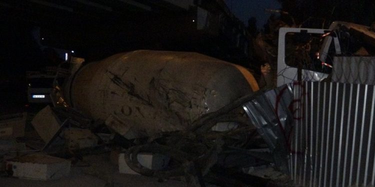 Kontrolden çıkan beton mikseri, metro inşaatına uçtu: Bir ölü