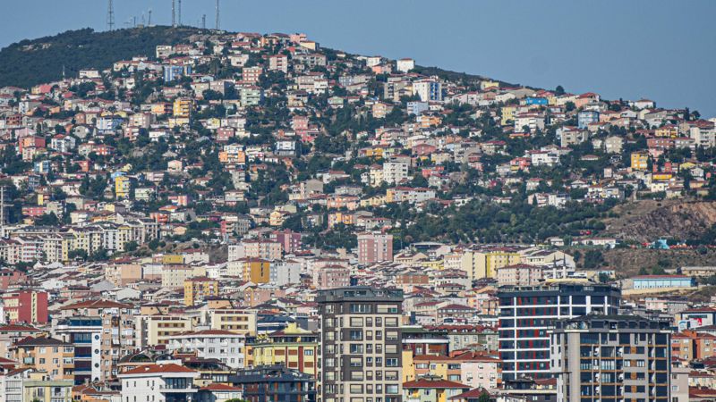 Türkiye’de artık dar ve orta gelirli vatandaşlar için sıfırdan bir ev alabilmek neredeyse hayal. Yüksek ev fiyatları ve kredi bedelleri, ev alabilme umudunu her geçen gün daha da uzaklaştırıyor. Kiralar ise ülke genelinde son 4 yılda 6 kat arttı, büyükşehirlerde bu oran çok daha yüksek.