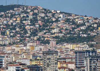 Türkiye’de artık dar ve orta gelirli vatandaşlar için sıfırdan bir ev alabilmek neredeyse hayal. Yüksek ev fiyatları ve kredi bedelleri, ev alabilme umudunu her geçen gün daha da uzaklaştırıyor. Kiralar ise ülke genelinde son 4 yılda 6 kat arttı, büyükşehirlerde bu oran çok daha yüksek.