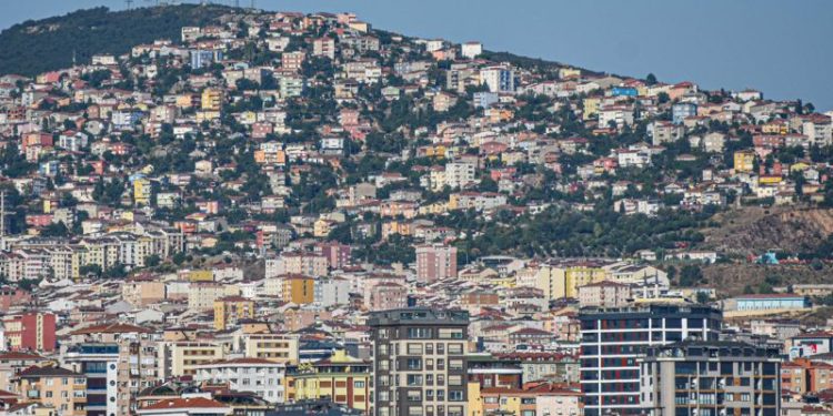 Türkiye’de artık dar ve orta gelirli vatandaşlar için sıfırdan bir ev alabilmek neredeyse hayal. Yüksek ev fiyatları ve kredi bedelleri, ev alabilme umudunu her geçen gün daha da uzaklaştırıyor. Kiralar ise ülke genelinde son 4 yılda 6 kat arttı, büyükşehirlerde bu oran çok daha yüksek.