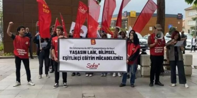 Konya'da TÜGVA protestosu: 'Laikliği sokakta bulmadık'