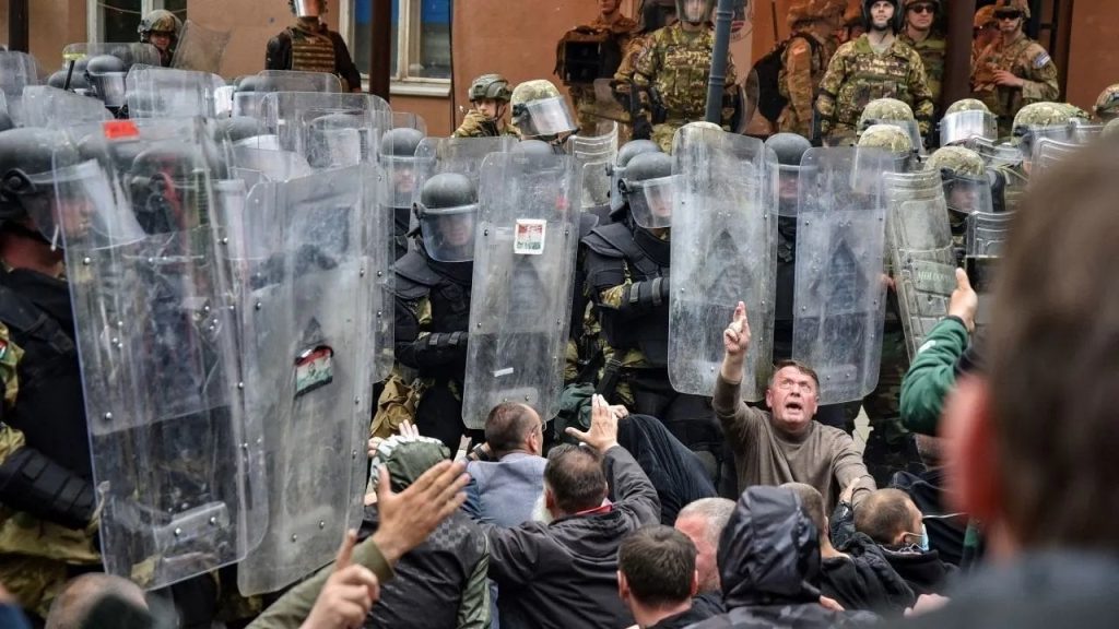 Kosova'nın kuzeyindeki krizi takip eden dokuz gazeteci saldırıya uğradı