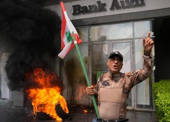 Lübnan’da dövizlerine el konan vatandaşlar bankaları yaktı