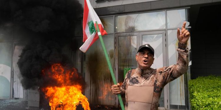 Lübnan’da dövizlerine el konan vatandaşlar bankaları yaktı