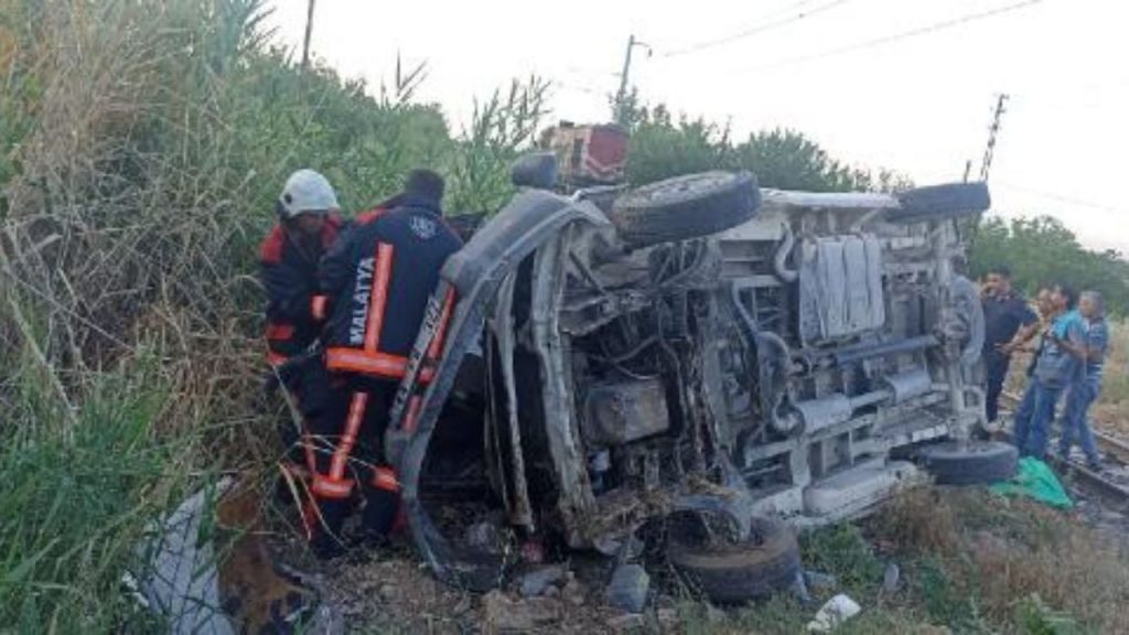 Malatya'da yolcu treni minibüse çarptı: İki yaralı