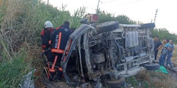 Malatya'da yolcu treni minibüse çarptı: İki yaralı