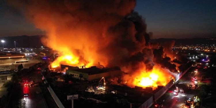 Manisa'da bir fabrikada çıkan yangına müdahale ediliyor