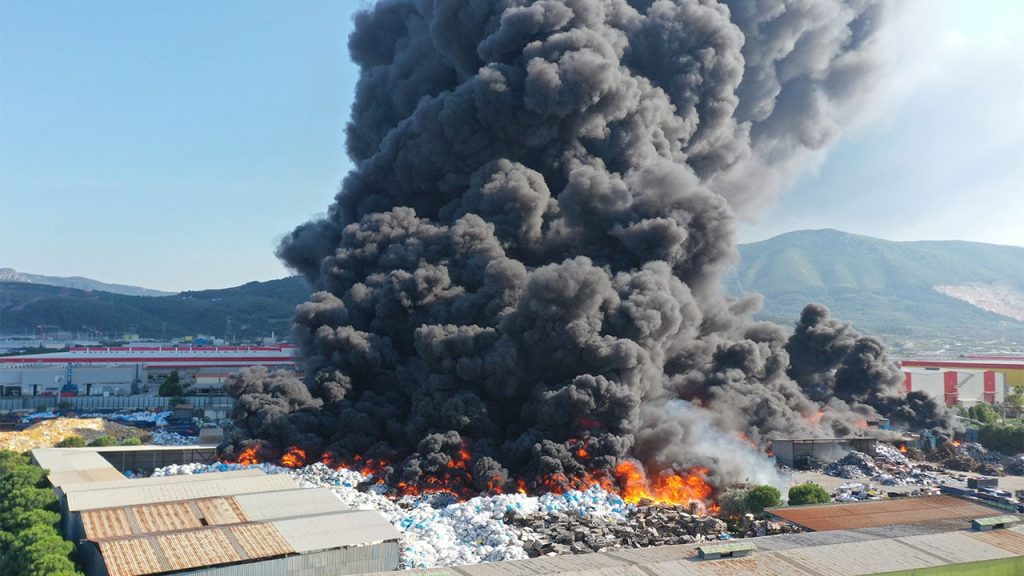 Manisa'da fabrikada çıkan yangın 19. saatte kontrol altına alındı