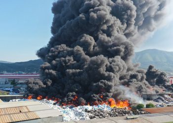 Manisa'da fabrikada çıkan yangın 19. saatte kontrol altına alındı