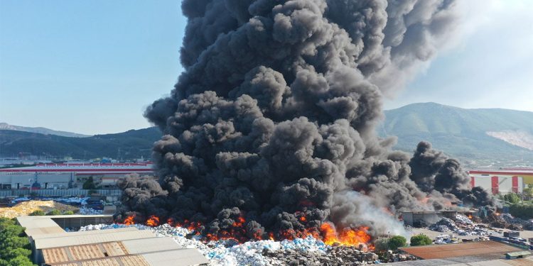 Manisa'da fabrikada çıkan yangın 19. saatte kontrol altına alındı