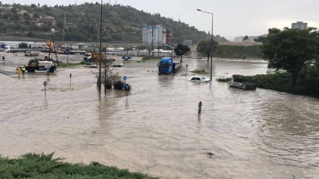 Mansur Yavaş'tan Ankaralılara kuvvetli ve fırtınalı sağanak uyarısı