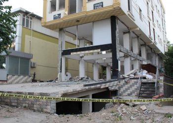Maraş'ta ağır hasarlı binadaki asansörün düşmesi sonucu bir kişi öldü