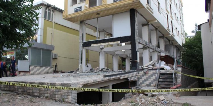 Maraş'ta ağır hasarlı binadaki asansörün düşmesi sonucu bir kişi öldü