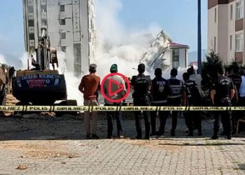 Maraş'ta yıkımı gerçekleştirilen ağır hasarlı bina, sağlam binanın üzerine devrildi