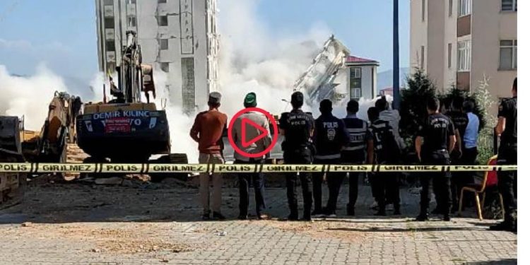 Maraş'ta yıkımı gerçekleştirilen ağır hasarlı bina, sağlam binanın üzerine devrildi