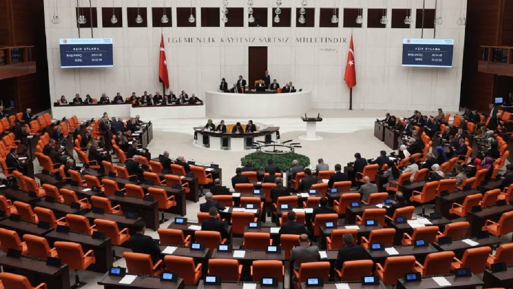 Meclis’te konuşma süresi 3 dakikaya düştü, milletvekilleri tepki gösterdi