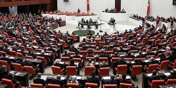 Meclis'teki üç dakika sınırına tepki: Umarım ilk günden sözlerimizi kısmazsınız