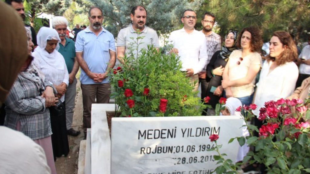 Medeni Yıldırım mezarı başında anıldı