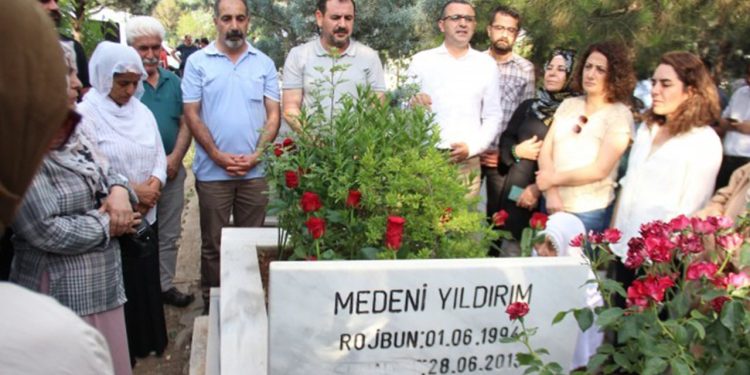 Medeni Yıldırım mezarı başında anıldı