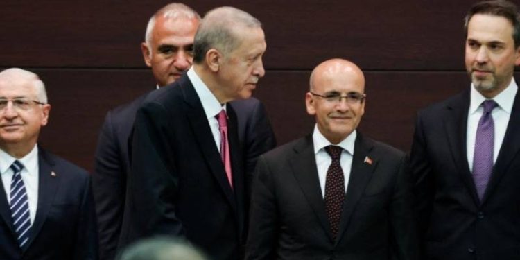 Hazine ve Maliye Bakanı Mehmet Şimşek, sosyal medya hesabından yaptığı İngilizce paylaşım ile Cumhurbaşkanı ve AKP Genel Başkanı Recep Tayyip Erdoğan'a minnettar olduğunu söyledi.