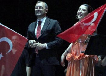 Melek Mosso ile şarkı söylediği için hedef gösterilen AKP’li Belediye Başkanı istifa etti