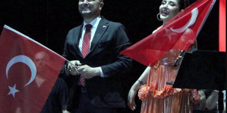 Melek Mosso ile şarkı söylediği için hedef gösterilen AKP’li Belediye Başkanı istifa etti