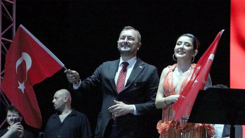 Melek Mosso konserini iptal etmeyen AKP'li başkan tepkiler üzerine partililerden özür diledi