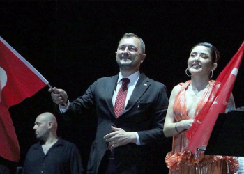 Melek Mosso konserini iptal etmeyen AKP'li başkan tepkiler üzerine partililerden özür diledi