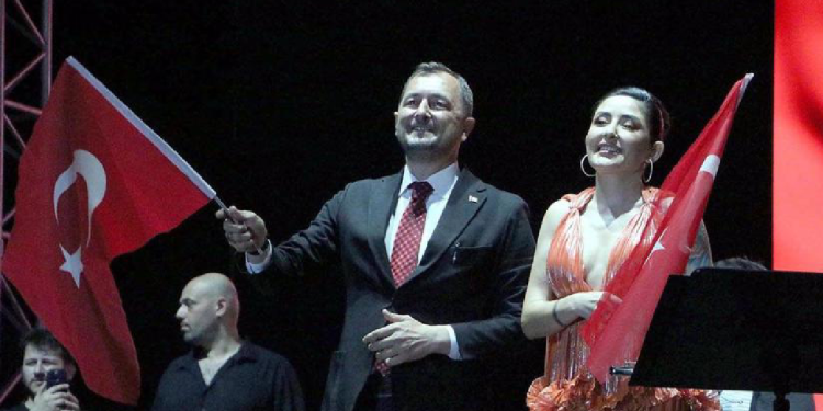 Melek Mosso konserini iptal etmeyen AKP'li başkan tepkiler üzerine partililerden özür diledi