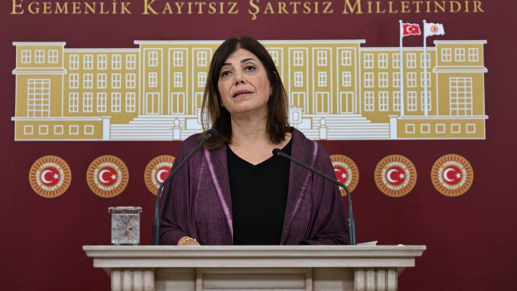 Meral Danış Beştaş’tan Merkez Bankası’nın faiz artırımına tepki: Pazarlanmak istenen safsatanın çöktüğünün itirafı