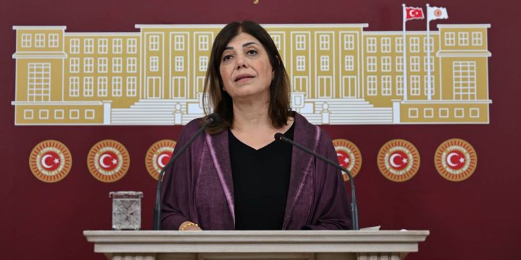 Meral Danış Beştaş’tan Merkez Bankası’nın faiz artırımına tepki: Pazarlanmak istenen safsatanın çöktüğünün itirafı