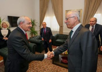 Eski SHP Genel Başkanı ve eski bakanlardan Murat Karayalçın, Twitter’dan yayımladığı seçim değerlendirmesinde, "Adil olmayan bir seçimde alınan yüzde 48’lik oy ciddi bir kazanım olarak görülmelidir. Partimizin, dört parti ile birlikte, yüzde 25 dolayında oy alabilmiş olması ciddi bir başarısızlık olarak görülmelidir" dedi.