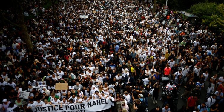 Nanterre'de binlerce kişi polisin öldürdüğü genç için yürüdü: Eylemi Nael'in annesi organize etti