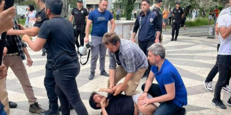 ODTÜ'de Onur Yürüyüşü için buluşan öğrencilere polisten saldırı