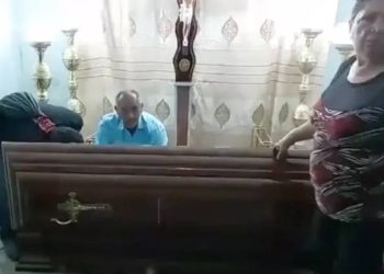 Güney Amerika ülkesi Ekvador'da 76 yaşında bir kadın, hastanede ölü ilan edildikten sonra aile arasında yapılan törende hâlâ hayatta olduğunu haber vermek için tabutu yumrukladı. Devlet, olayla ilgili soruşturma başlattı.