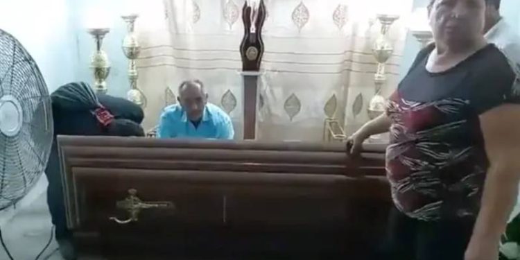 Güney Amerika ülkesi Ekvador'da 76 yaşında bir kadın, hastanede ölü ilan edildikten sonra aile arasında yapılan törende hâlâ hayatta olduğunu haber vermek için tabutu yumrukladı. Devlet, olayla ilgili soruşturma başlattı.